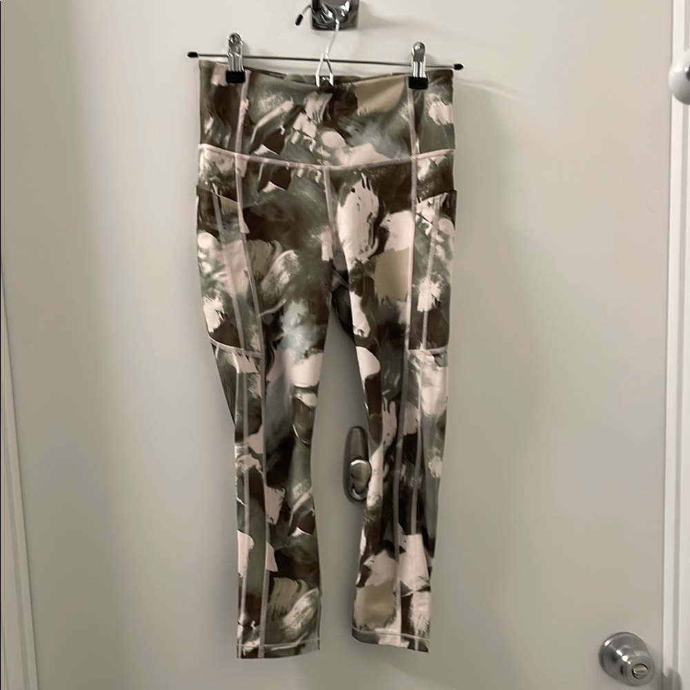 Athleta Ultimate Stash II Capri Pattern legging. Never worn. Perfect condition